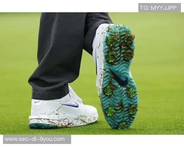 探索脚板宽足球鞋的优势与选购指南助你提升球场表现 探索脚板宽足球鞋的优势与选购指南助你提升球场表现